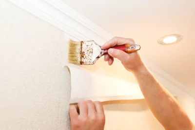 Pose de papier peint à Plounérin — revêtements muraux et toiles de verre